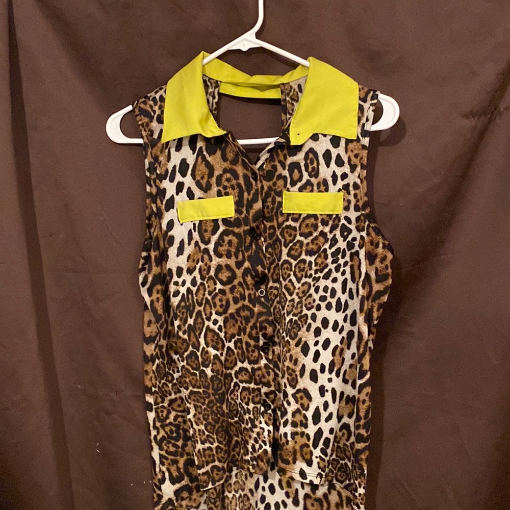 Beautiful leopard print blouse with back out lime collar.
